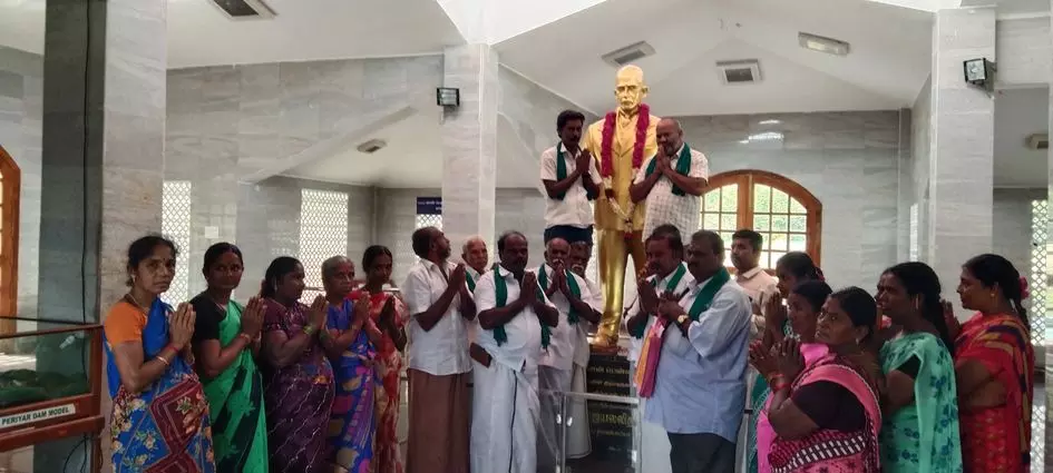 பென்னிகுயிக் சிலைக்கு விவசாயிகள் மாலை அணிவித்து மரியாதை