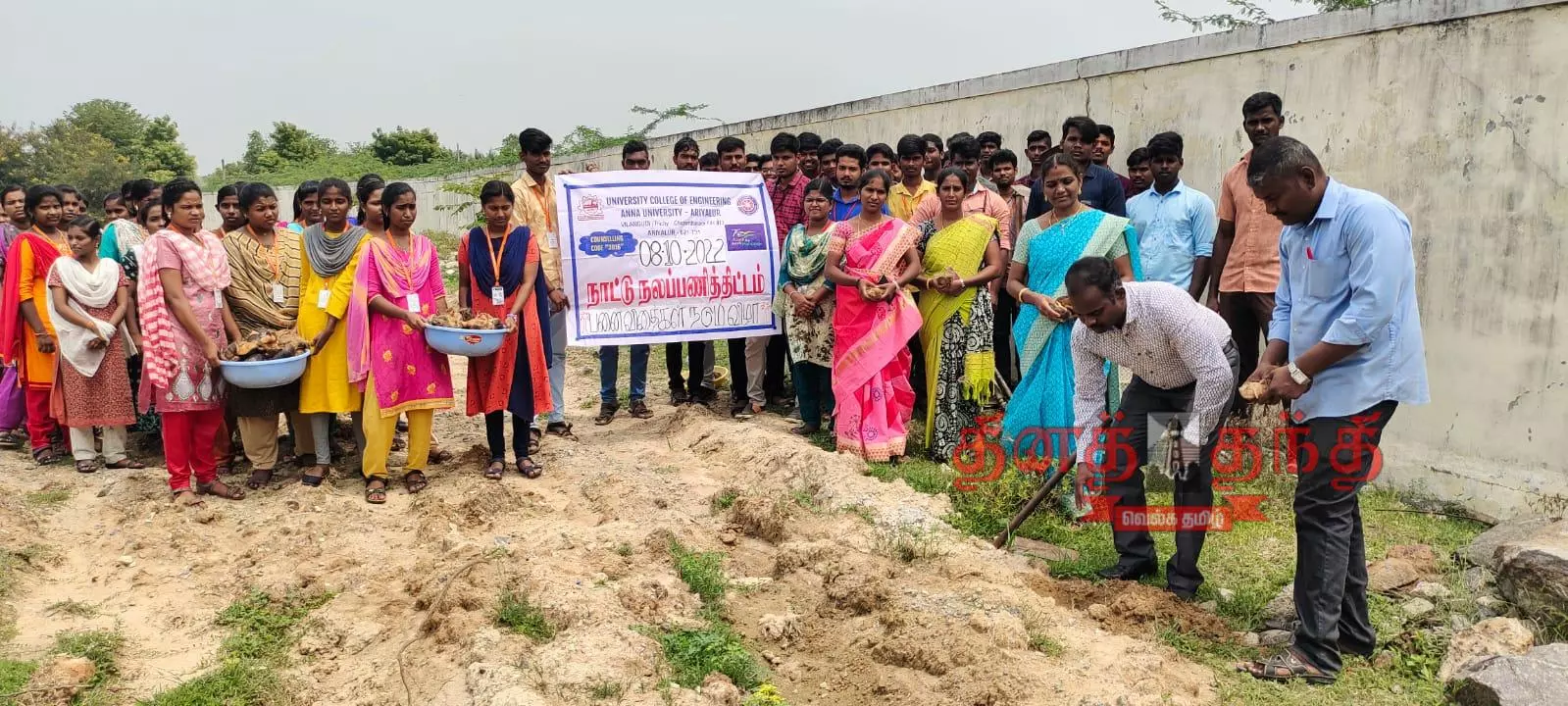 கல்லூரி வளாகத்தில் பனை விதைகள் நடவு