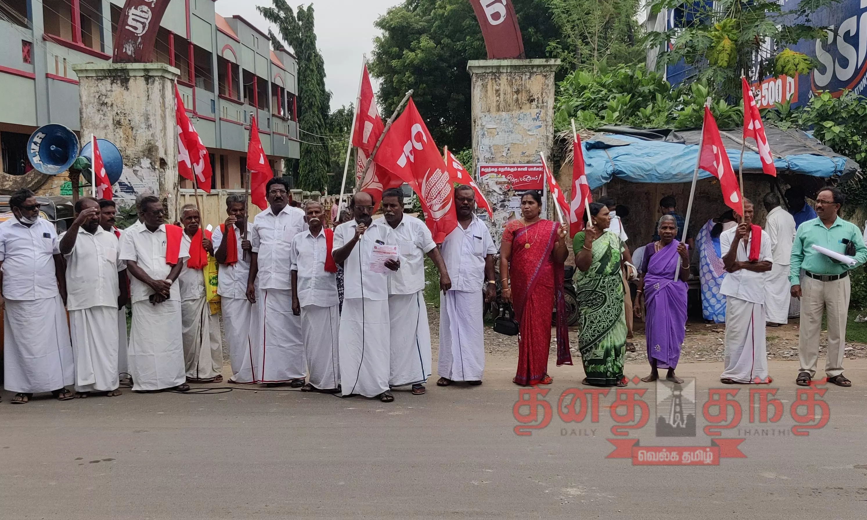 விவசாய தொழிலாளர் சங்கத்தினர் ஆர்ப்பாட்டம் விவசாய தொழிலாளர் சங்கத்தினர் ஆர்ப்பாட்டம்