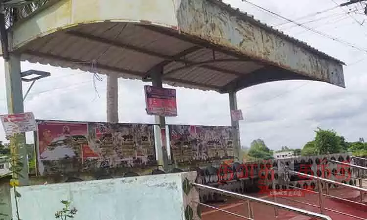 பயன்பாடியின்றி பாழாகும் நிழற்குடைகள்