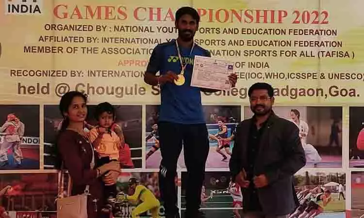 நேஷனல் பேட்மிண்டன் போட்டி: புதுக்கோட்டை வாலிபர் தங்கம் வென்று சாதனை