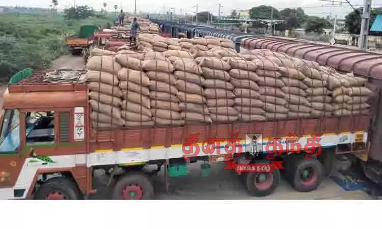 புதுக்கோட்டைக்கு சரக்கு ரெயிலில் 2 ஆயிரம் மெட்ரிக் டன் நெல் மூட்டைகள் வந்தன புதுக்கோட்டைக்கு சரக்கு ரெயிலில் 2 ஆயிரம் மெட்ரிக் டன் நெல் மூட்டைகள் வந்தன