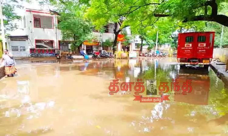 மதுரையில் 3-வது நாளாக பலத்த மழை- சாலையில் குளம் போல் தேங்கிய மழைநீர்