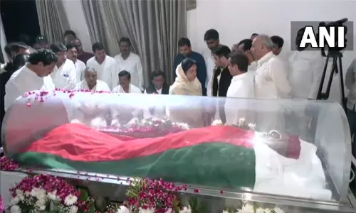 முலாயம் சிங் யாதவ் மறைவு:  இன்று மாலை சொந்த கிராமத்தில் உடல் தகனம்