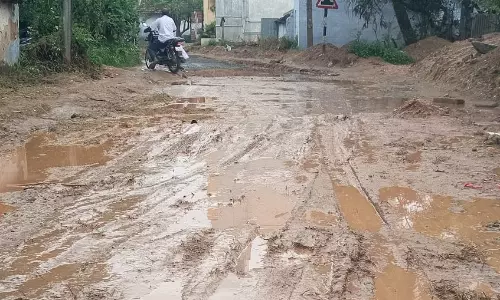 சேறும் சகதியுமான சாலை