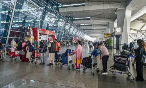 இந்தியாவில் தினசரி விமான சேவையை பயன்படுத்தும் பயணிகள் எண்ணிக்கை 4 லட்சமாக அதிகரிப்பு - பிரதமர் மோடி பாராட்டு இந்தியாவில் தினசரி விமான சேவையை பயன்படுத்தும் பயணிகள் எண்ணிக்கை 4 லட்சமாக அதிகரிப்பு - பிரதமர் மோடி பாராட்டு