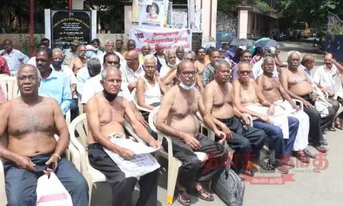 ஓய்வு பெற்ற மின்வாரிய ஊழியர்கள் அரை நிர்வாண போராட்டம்