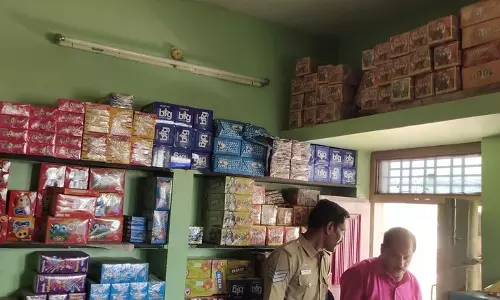 விருத்தாசலத்தில் பட்டதாரி ஆசிரியர் வீட்டில் பதுக்கிய ரூ.1 லட்சம் பட்டாசுகள் பறிமுதல்