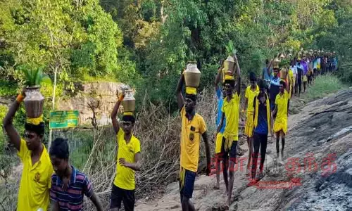 மலை ஏறி தீர்த்தம் எடுத்து வந்த பக்தர்கள்