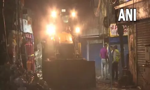 கட்டிடம் இடிந்து விழுந்ததில் உயிரிழந்தவர்களின் குடும்பங்களுக்கு இழப்பீடு - டெல்லி அரசு அறிவிப்பு கட்டிடம் இடிந்து விழுந்ததில் உயிரிழந்தவர்களின் குடும்பங்களுக்கு இழப்பீடு - டெல்லி அரசு அறிவிப்பு