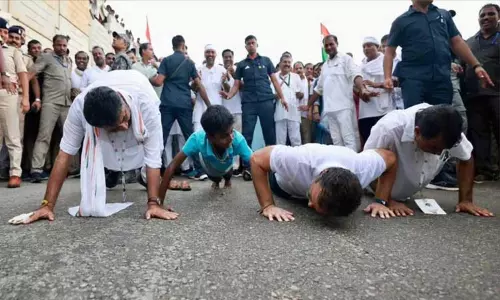 பாத யாத்திரையின்போது சாலையில் தண்டால் எடுத்த ராகுல் காந்தி..