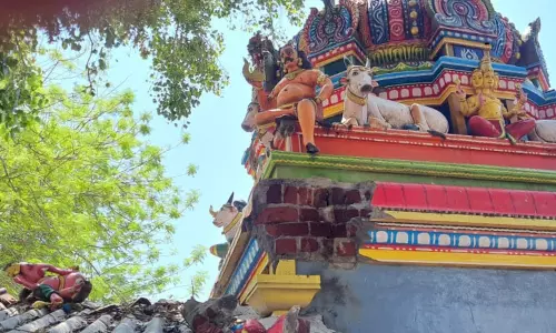 கோவில் கோபுரத்தில் மின்னல் தாக்கி சாமி சிலைகள் சேதம்