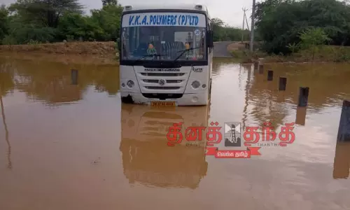 பழனிசெட்டியூர்-கோமாளிபட்டி சாலையில் போக்குவரத்து பாதிப்பு பழனிசெட்டியூர்-கோமாளிபட்டி சாலையில் போக்குவரத்து பாதிப்பு