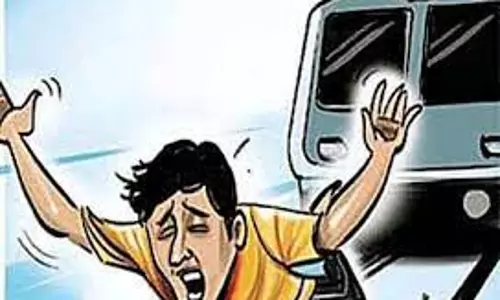 தண்டவாளத்தை கடக்க முயன்றவர் ரெயில் மோதி சாவு