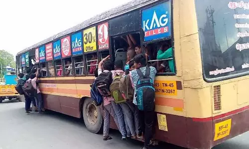 படிக்கட்டுகளில் பயணம் செய்யும் மாணவர்கள்