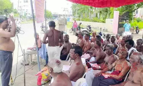 ஓய்வுபெற்ற மின்வாரிய ஊழியர்கள் அரை நிர்வாண போராட்டம்