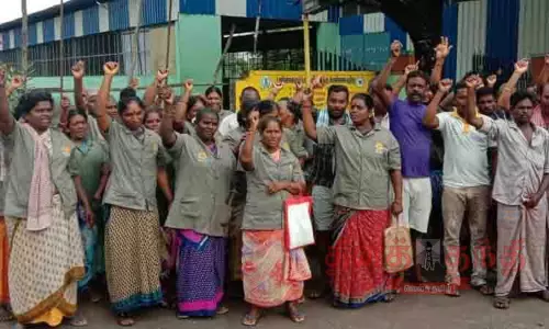பணியை புறக்கணித்து துப்புரவு பணியாளர்கள் ஆர்ப்பாட்டம் பணியை புறக்கணித்து துப்புரவு பணியாளர்கள் ஆர்ப்பாட்டம்