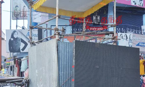 தீபாவளி பண்டிகையை முன்னிட்டு ஈரோடு கடைவீதிகளில் கண்காணிப்பு கோபுரங்கள் அமைப்பு; கேமராக்களும் பொருத்தப்படுகிறது