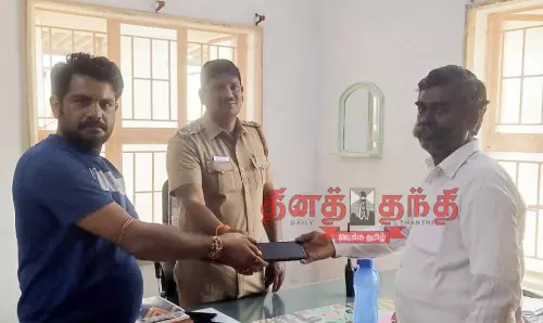 ரோட்டில் கிடந்த செல்போனை போலீஸ் நிலையத்தில் ஒப்படைத்தவருக்கு பாராட்டு ரோட்டில் கிடந்த செல்போனை போலீஸ் நிலையத்தில் ஒப்படைத்தவருக்கு பாராட்டு