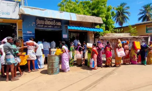 ரேஷன் கடைகளில் மழையால் நனைந்த பொருள்களை வழங்க கூடாது - கூட்டுறவுத் துறை பதிவாளர் வலியுறுத்தல் ரேஷன் கடைகளில் மழையால் நனைந்த பொருள்களை வழங்க கூடாது - கூட்டுறவுத் துறை பதிவாளர் வலியுறுத்தல்