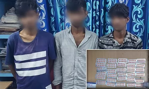 சென்னை அடையாறு பகுதியில் 330 போதை மாத்திரைகள் பறிமுதல் - 3 பேர் கைது சென்னை அடையாறு பகுதியில் 330 போதை மாத்திரைகள் பறிமுதல் - 3 பேர் கைது