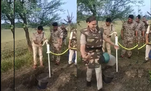 கை அடி பம்பில் இருந்து கொட்டிய மதுபானம்; போலீசார் அதிர்ச்சி