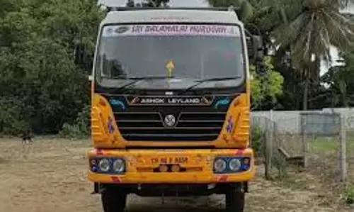 கேரளாவில் இருந்து மீன் கழிவுநீர் ஏற்றி வந்த லாரியை சிறைபிடித்த கிராம மக்கள்-பொள்ளாச்சி அருகே பரபரப்பு