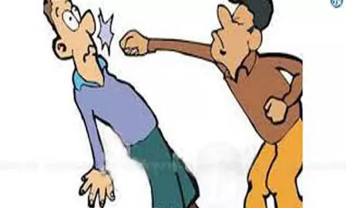 சுல்தான்பேட்டை அருகே காய்கறி வியாபாரியை தாக்கி ரூ.2½ லட்சம் பறிப்பு- மர்ம ஆசாமிக்கு ேபாலீஸ் வலைவீச்சு