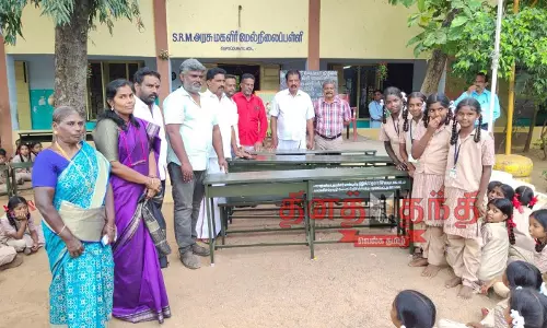 அரசு பெண்கள் மேல்நிலைப்பள்ளிக்கு 40 மேஜை, இருக்கைகள்