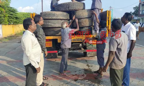 டெங்கு காய்ச்சல் தடுப்பு நடவடிக்கை:  நாமக்கல்லில் பழைய டயர்கள் அகற்றம்