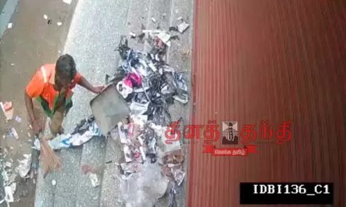 தீபாவளி போனஸ் கொடுக்காததால் விரக்தி கடையின் முன் குப்பை கொட்டிய தூய்மைப்பணியாளர்