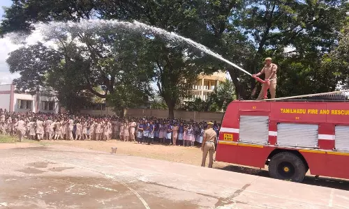 பெரியகுளம் அரசு பள்ளியில் தீத்தடுப்பு ஒத்திகை