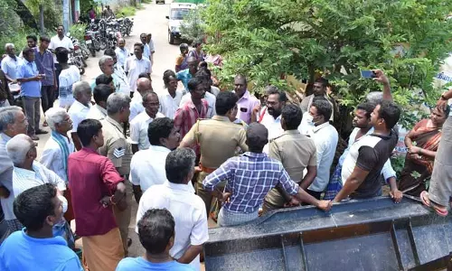 கடலூரில்    ஆக்கிரமிப்புகளை அகற்ற பொதுமக்கள் எதிர்ப்பு    பொக்லைன் எந்திரத்தை தடுத்து நிறுத்தி போராட்டத்தில் ஈடுபட்டனர்