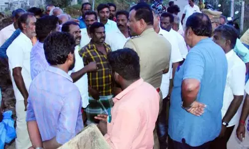 தண்ணீர் திறப்பு விவகாரத்தில் பொதுமக்கள் சாலை மறியல் தண்ணீர் திறப்பு விவகாரத்தில் பொதுமக்கள் சாலை மறியல்