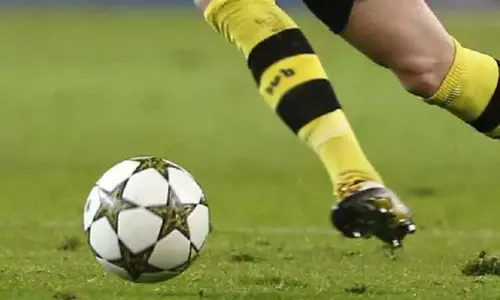 பள்ளி அணிகளுக்கான கால்பந்து: ரெட் அணி வெற்றி பள்ளி அணிகளுக்கான கால்பந்து: ரெட் அணி வெற்றி