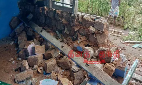 தொழிலாளியின் வீட்டை உடைத்து காட்டு யானைகள் அட்டகாசம்