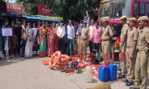 வெள்ளத்தில் சிக்கியவர்களை மீட்பது எப்படி?