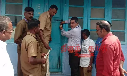 வால்பாறை நகராட்சி குடியிருப்பில் 4 வீடுகளுக்கு சீல்