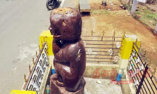 சிதிலம் அடைந்து காணப்படும் மர சிற்பங்கள்