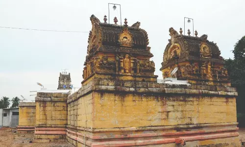 மூவர்கண்டியம்மன் கோவில் கும்பாபிஷேகம் நடத்த வேண்டும்