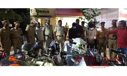 மோட்டார் சைக்கிள்கள் திருடிய 2 வாலிபர்கள் கைது