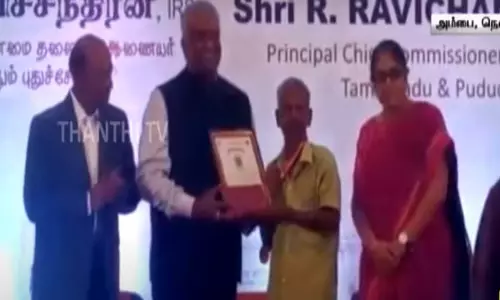 வனப்பகுதியில் நடந்தே சென்று சேவை செய்யும் தபால்காரர்- தக் சேவா விருது கொடுத்து கவுரவம்