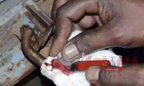 புகையிலை பொருட்கள் விற்ற 2 கடைகளுக்கு சீல்