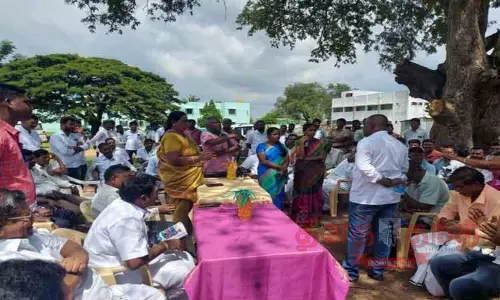 தாளவாடி அருகே 2-வது நாளாக அரசு பள்ளி மாணவ- மாணவிகள் வகுப்பு புறக்கணிப்பு போராட்டம் தாளவாடி அருகே 2-வது நாளாக அரசு பள்ளி மாணவ- மாணவிகள் வகுப்பு புறக்கணிப்பு போராட்டம்