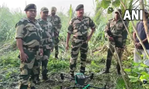 பாகிஸ்தானில் இருந்து இந்தியாவுக்குள் நுழைந்த ஆளில்லா விமானம்; பஞ்சாப் எல்லைப் பகுதியில் தீவிர தேடுதல் வேட்டை!