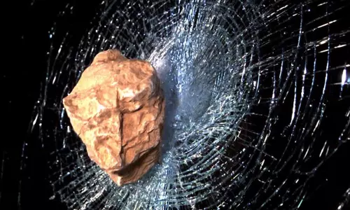 படிக்கட்டில் தொங்கியபடி பயணம் செய்ததை கண்டக்டர் கண்டித்ததால் மாநகர பஸ் கண்ணாடியை அடித்து நொறுக்கிய பள்ளி மாணவர்கள்