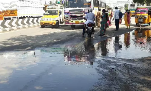 சாலையில் தேங்கி நிற்கும் மழை நீர்