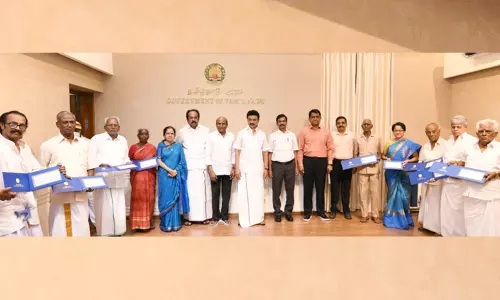 வறுமை நிலையில் உள்ள 10 கலைமாமணி விருதாளர்களுக்கு தலா ரூ.1 லட்சம் நிதி - முதல்-அமைச்சர் மு.க.ஸ்டாலின் வழங்கினார்