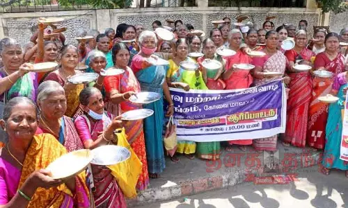 ஓய்வு பெற்ற சத்துணவு ஊழியர்கள் தட்டு ஏந்தி ஆர்ப்பாட்டம்