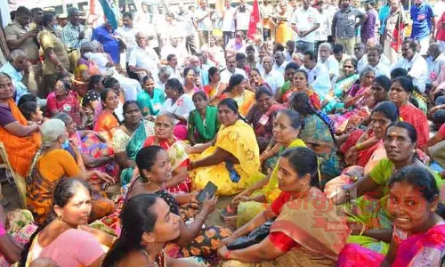 என்.டி.சி. தொழிலாளர்கள் காத்திருப்பு போராட்டம்